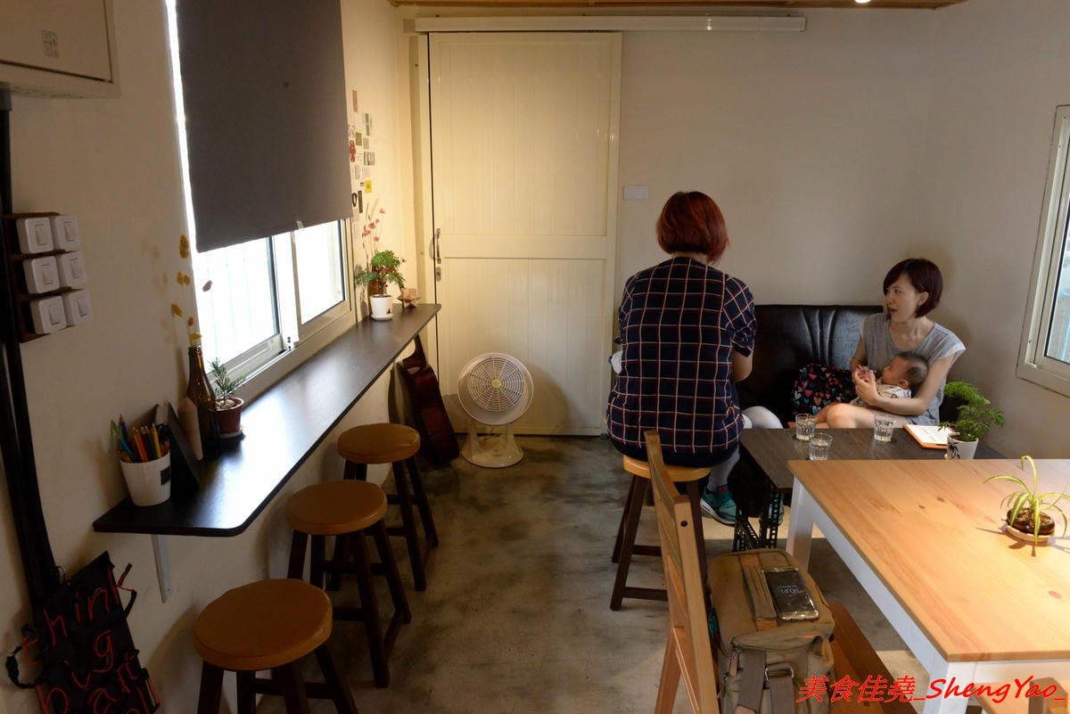 [台中大甲]宇宙米白計畫Cosmic Latte Project – 大甲超有個性的咖啡店,外觀是百年矮舊老屋,裏頭卻是咖啡店,老闆是個在國外學平面設計的女生,店內氣氛營造得很不錯,許多細微小地方都相當具巧思,IG