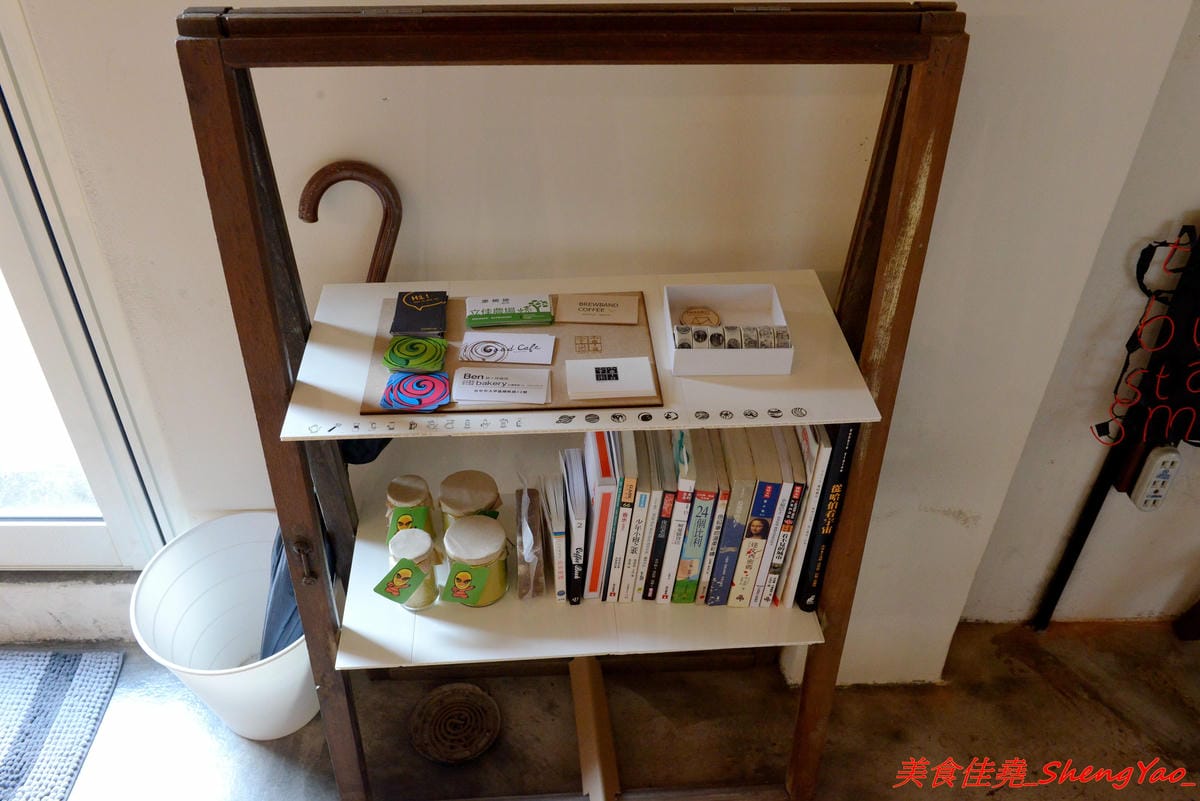 [台中大甲]宇宙米白計畫Cosmic Latte Project – 大甲超有個性的咖啡店,外觀是百年矮舊老屋,裏頭卻是咖啡店,老闆是個在國外學平面設計的女生,店內氣氛營造得很不錯,許多細微小地方都相當具巧思,IG
