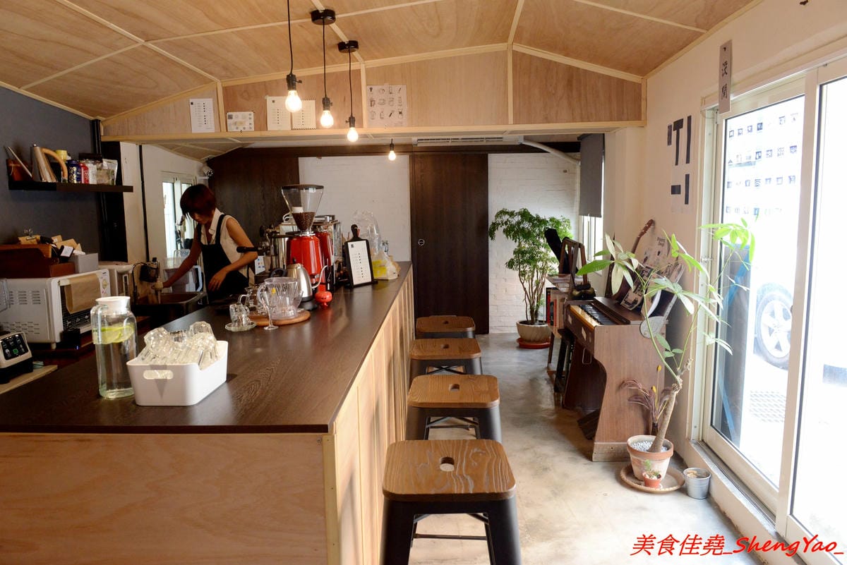 [台中大甲]宇宙米白計畫Cosmic Latte Project – 大甲超有個性的咖啡店,外觀是百年矮舊老屋,裏頭卻是咖啡店,老闆是個在國外學平面設計的女生,店內氣氛營造得很不錯,許多細微小地方都相當具巧思,IG