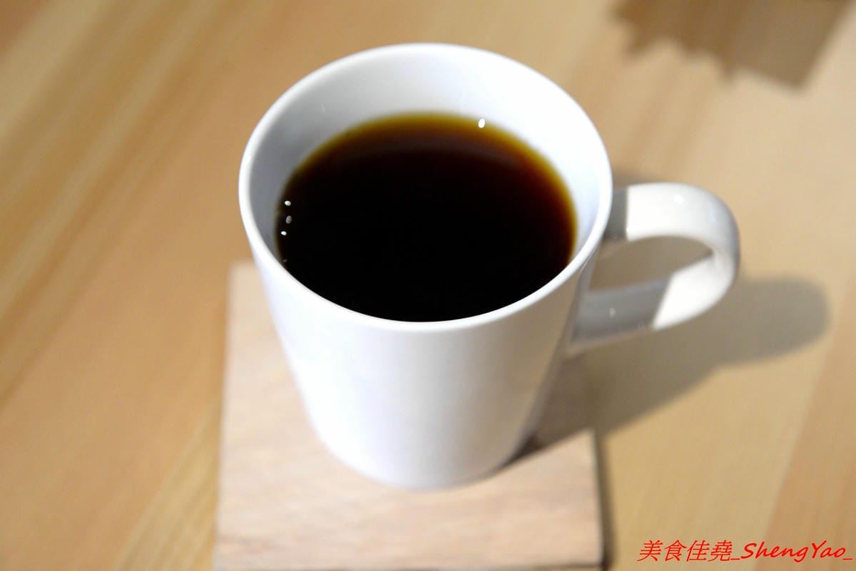 [台中大甲]宇宙米白計畫Cosmic Latte Project – 大甲超有個性的咖啡店,外觀是百年矮舊老屋,裏頭卻是咖啡店,老闆是個在國外學平面設計的女生,店內氣氛營造得很不錯,許多細微小地方都相當具巧思,IG