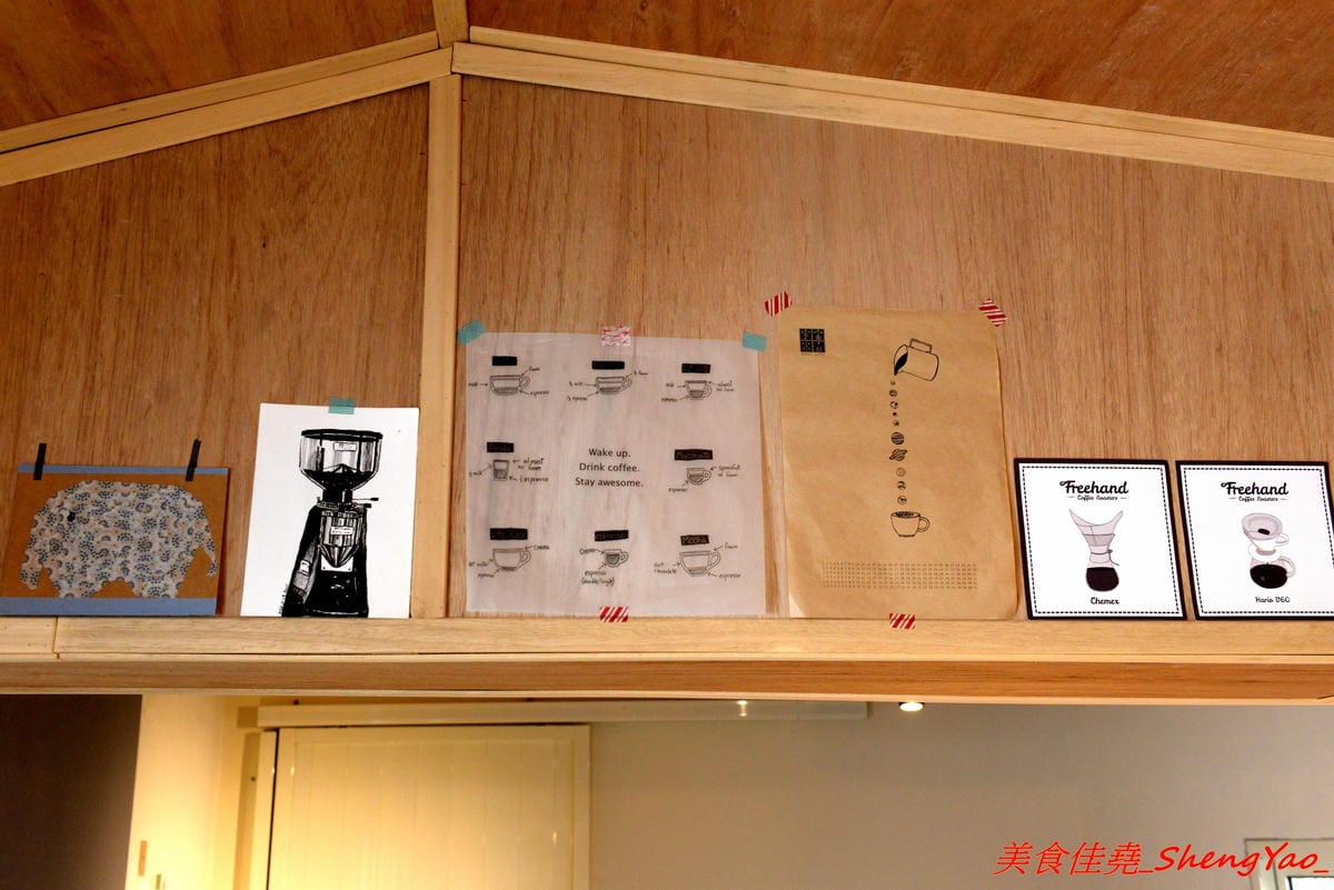 [台中大甲]宇宙米白計畫Cosmic Latte Project – 大甲超有個性的咖啡店,外觀是百年矮舊老屋,裏頭卻是咖啡店,老闆是個在國外學平面設計的女生,店內氣氛營造得很不錯,許多細微小地方都相當具巧思,IG