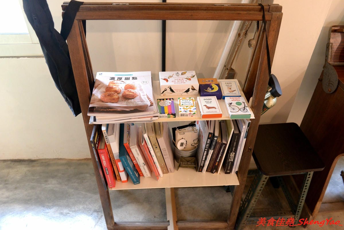 [台中大甲]宇宙米白計畫Cosmic Latte Project – 大甲超有個性的咖啡店,外觀是百年矮舊老屋,裏頭卻是咖啡店,老闆是個在國外學平面設計的女生,店內氣氛營造得很不錯,許多細微小地方都相當具巧思,IG