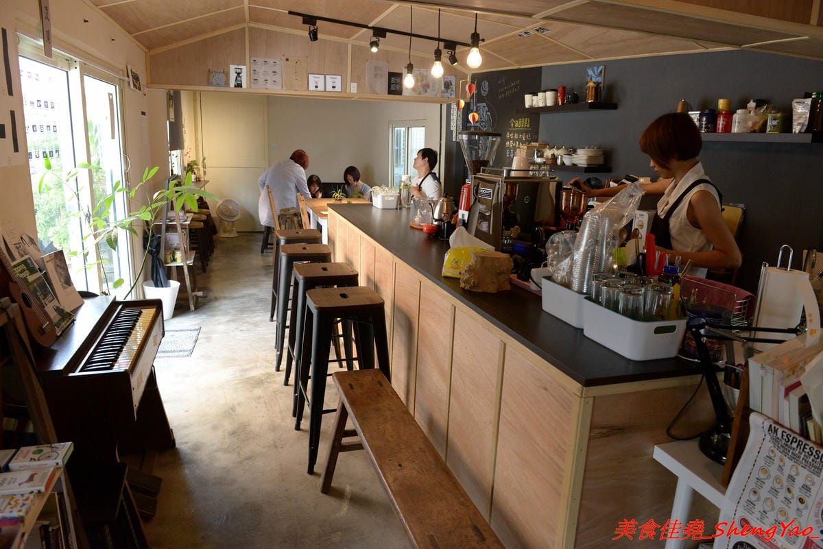 [台中大甲]宇宙米白計畫Cosmic Latte Project – 大甲超有個性的咖啡店,外觀是百年矮舊老屋,裏頭卻是咖啡店,老闆是個在國外學平面設計的女生,店內氣氛營造得很不錯,許多細微小地方都相當具巧思,IG