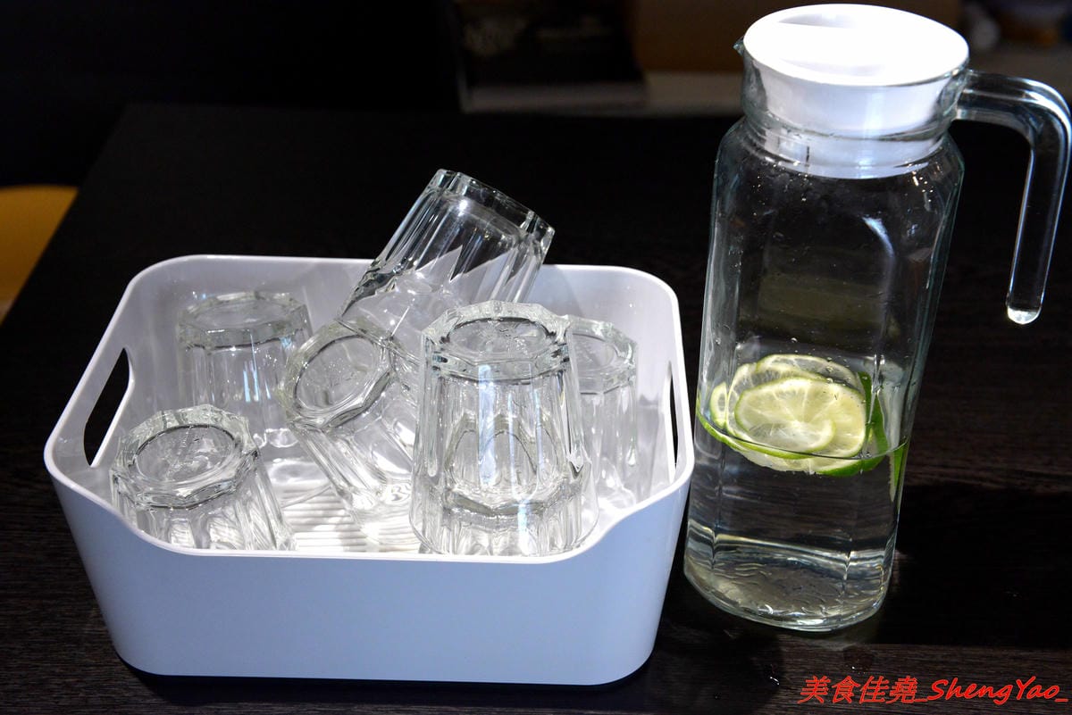 [台中大甲]宇宙米白計畫Cosmic Latte Project – 大甲超有個性的咖啡店,外觀是百年矮舊老屋,裏頭卻是咖啡店,老闆是個在國外學平面設計的女生,店內氣氛營造得很不錯,許多細微小地方都相當具巧思,IG