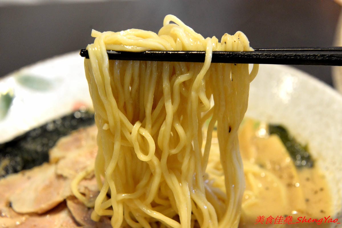 [台中大甲]九尾拉麵 – 大甲最好吃,應該也是台中海線最好吃的拉麵,費時熬煮的湯頭濃稠夠味,麵條和配料也都相當用心,店家營業時間有比較固定了,不再那麼傳說、可遇而不可求了。(已歇業)