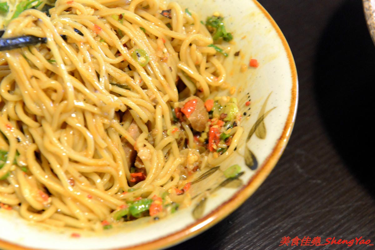 [台中大甲]九尾拉麵 – 大甲最好吃,應該也是台中海線最好吃的拉麵,費時熬煮的湯頭濃稠夠味,麵條和配料也都相當用心,店家營業時間有比較固定了,不再那麼傳說、可遇而不可求了。(已歇業)