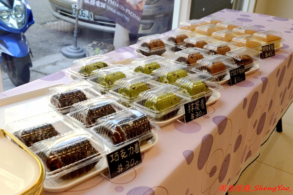[台中沙鹿]糖井鹿甜點工作室 – 沙鹿新開的甜點工作室,以蛋糕類為主,也有賣泡芙,東西不算特別,但是還不錯吃,店內蛋糕幾乎都有提供現場試吃,相當有誠意,推薦老奶奶檸檬蛋糕、脆皮泡芙。