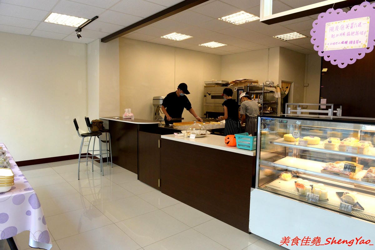 [台中沙鹿]糖井鹿甜點工作室 – 沙鹿新開的甜點工作室,以蛋糕類為主,也有賣泡芙,東西不算特別,但是還不錯吃,店內蛋糕幾乎都有提供現場試吃,相當有誠意,推薦老奶奶檸檬蛋糕、脆皮泡芙。