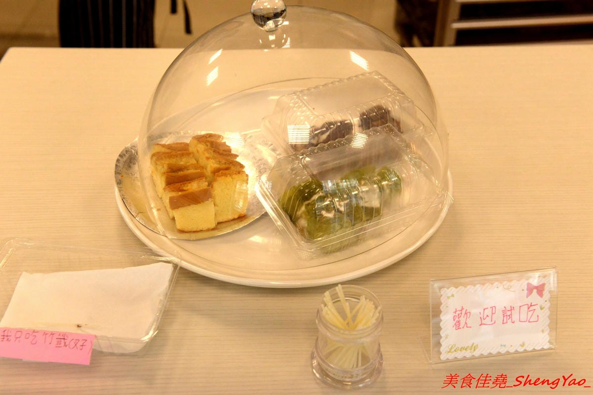 [台中沙鹿]糖井鹿甜點工作室 – 沙鹿新開的甜點工作室,以蛋糕類為主,也有賣泡芙,東西不算特別,但是還不錯吃,店內蛋糕幾乎都有提供現場試吃,相當有誠意,推薦老奶奶檸檬蛋糕、脆皮泡芙。