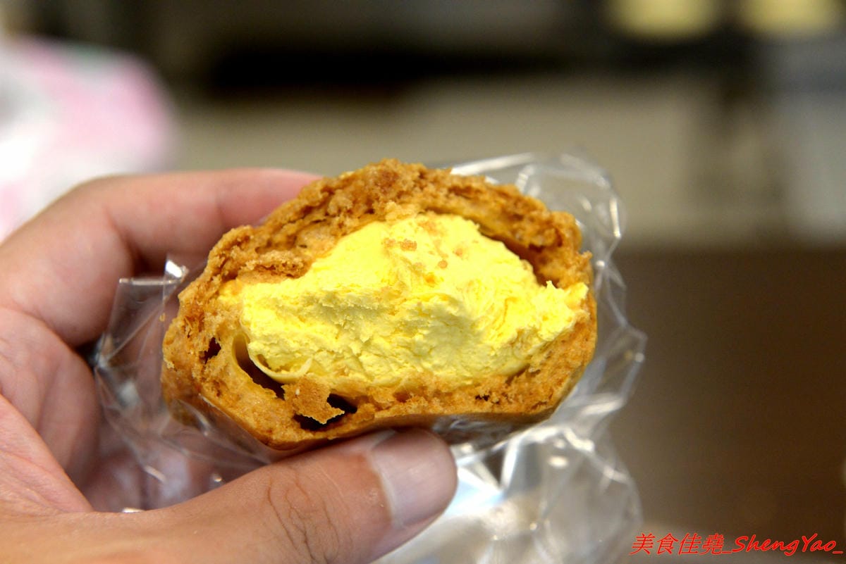 [台中沙鹿]糖井鹿甜點工作室 – 沙鹿新開的甜點工作室,以蛋糕類為主,也有賣泡芙,東西不算特別,但是還不錯吃,店內蛋糕幾乎都有提供現場試吃,相當有誠意,推薦老奶奶檸檬蛋糕、脆皮泡芙。