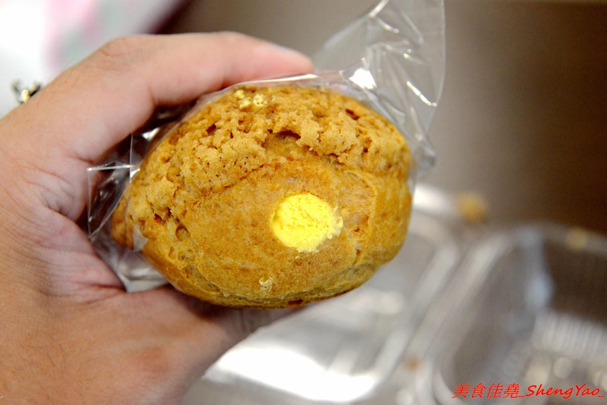 [台中沙鹿]糖井鹿甜點工作室 – 沙鹿新開的甜點工作室,以蛋糕類為主,也有賣泡芙,東西不算特別,但是還不錯吃,店內蛋糕幾乎都有提供現場試吃,相當有誠意,推薦老奶奶檸檬蛋糕、脆皮泡芙。