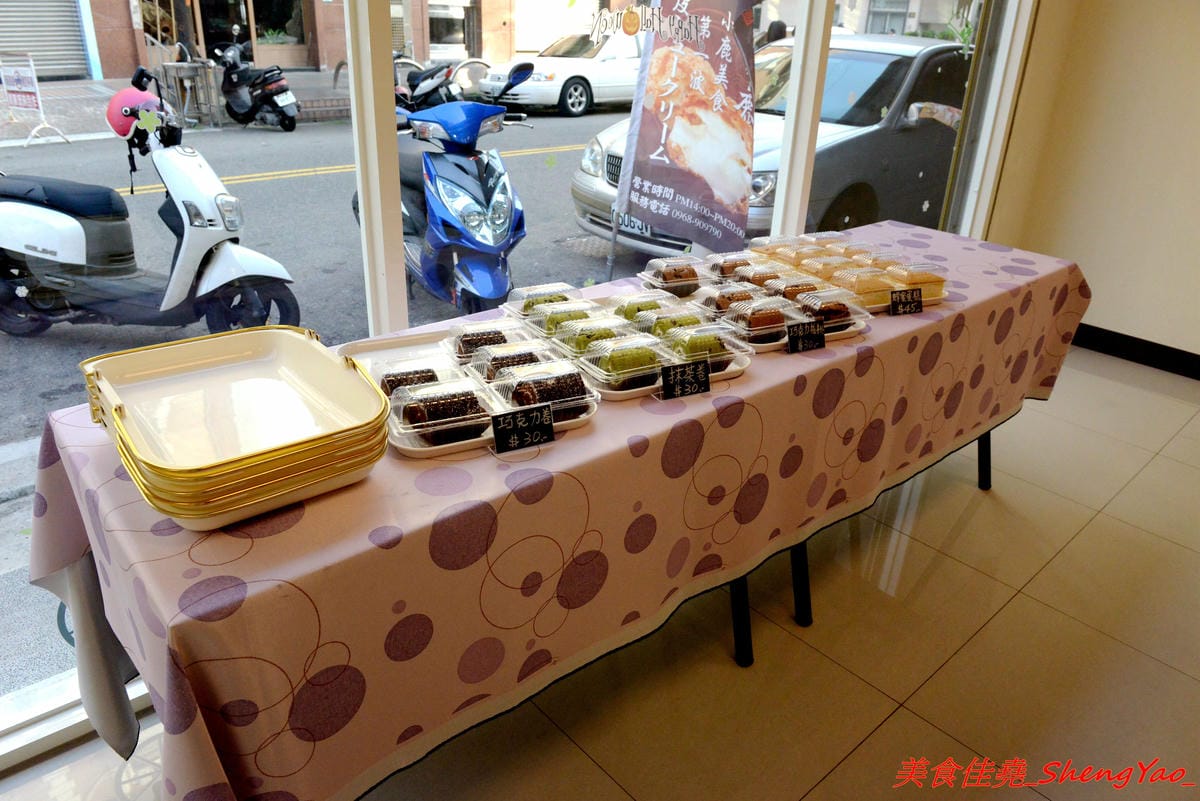 [台中沙鹿]糖井鹿甜點工作室 – 沙鹿新開的甜點工作室,以蛋糕類為主,也有賣泡芙,東西不算特別,但是還不錯吃,店內蛋糕幾乎都有提供現場試吃,相當有誠意,推薦老奶奶檸檬蛋糕、脆皮泡芙。