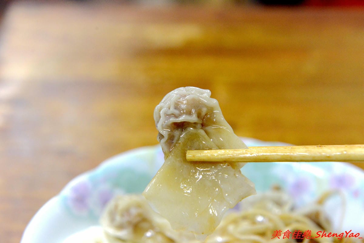 [台中沙鹿]福人街無名麵店 – 沙鹿在地人才知道的巷內美食,歷史悠久的無名老麵店,古早味乾麵淋上店家自製豆瓣醬非常夠味好吃,開到晚上12點,吃宵夜的好去處。