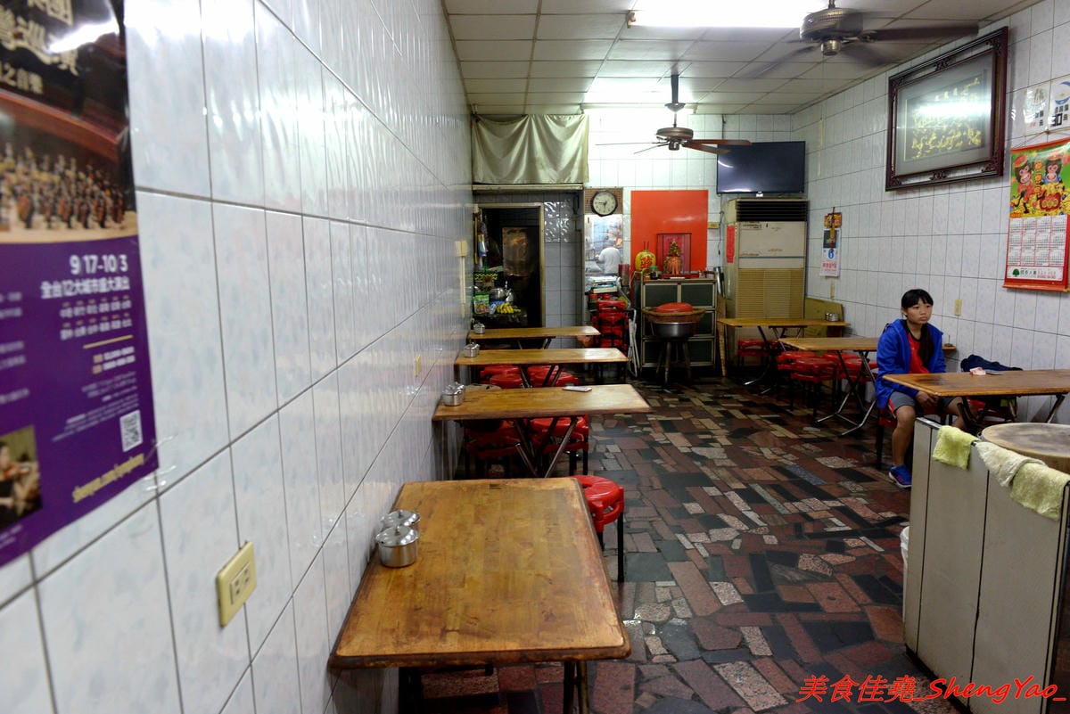 [台中沙鹿]福人街無名麵店 – 沙鹿在地人才知道的巷內美食,歷史悠久的無名老麵店,古早味乾麵淋上店家自製豆瓣醬非常夠味好吃,開到晚上12點,吃宵夜的好去處。