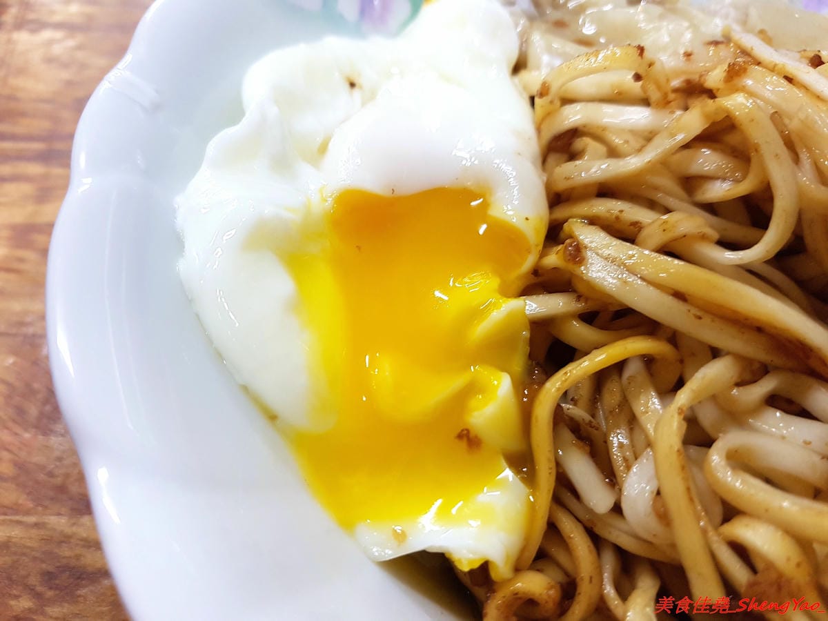 [台中沙鹿]福人街無名麵店 – 沙鹿在地人才知道的巷內美食,歷史悠久的無名老麵店,古早味乾麵淋上店家自製豆瓣醬非常夠味好吃,開到晚上12點,吃宵夜的好去處。