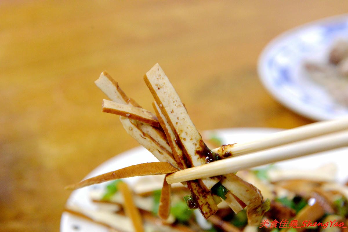 [台中沙鹿]福人街無名麵店 – 沙鹿在地人才知道的巷內美食,歷史悠久的無名老麵店,古早味乾麵淋上店家自製豆瓣醬非常夠味好吃,開到晚上12點,吃宵夜的好去處。