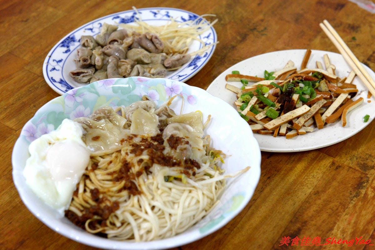 [台中沙鹿]福人街無名麵店 – 沙鹿在地人才知道的巷內美食,歷史悠久的無名老麵店,古早味乾麵淋上店家自製豆瓣醬非常夠味好吃,開到晚上12點,吃宵夜的好去處。