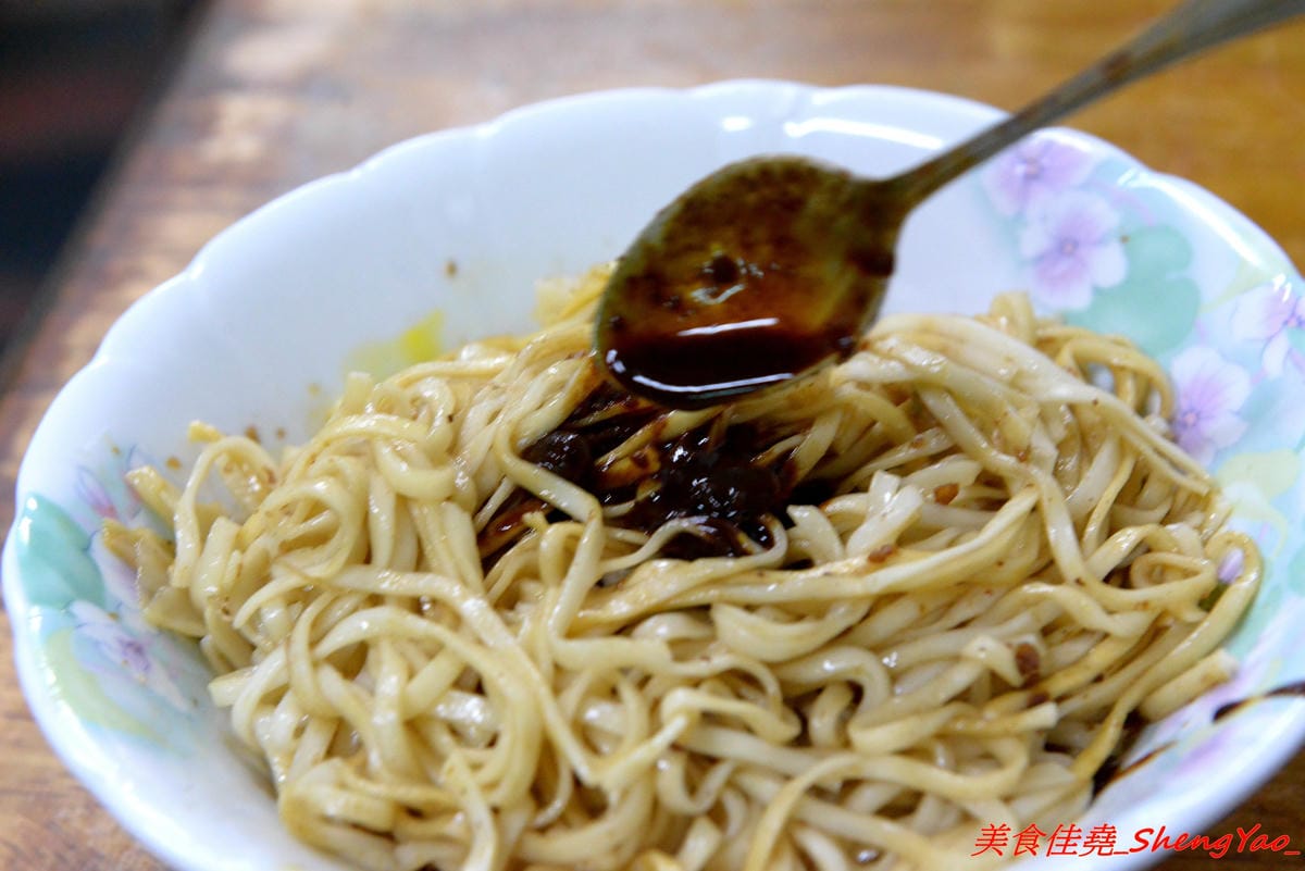 [台中沙鹿]福人街無名麵店 – 沙鹿在地人才知道的巷內美食,歷史悠久的無名老麵店,古早味乾麵淋上店家自製豆瓣醬非常夠味好吃,開到晚上12點,吃宵夜的好去處。