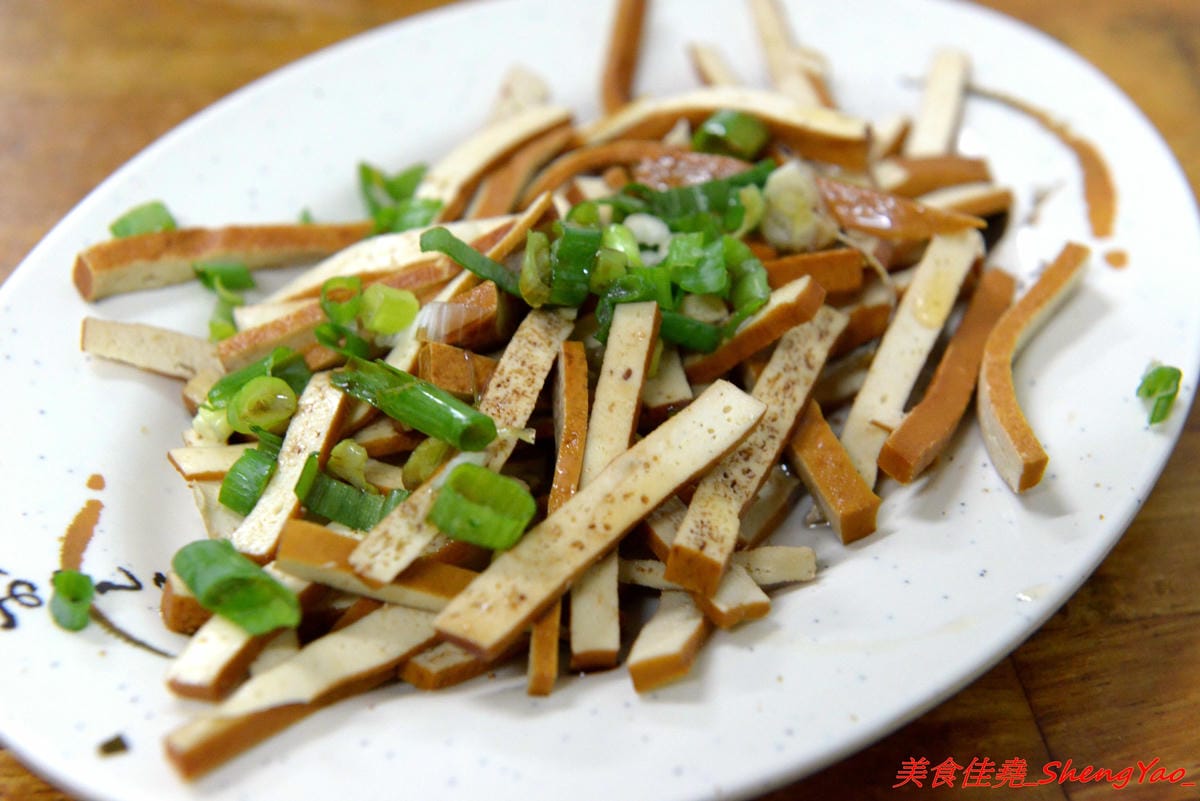 [台中沙鹿]福人街無名麵店 – 沙鹿在地人才知道的巷內美食,歷史悠久的無名老麵店,古早味乾麵淋上店家自製豆瓣醬非常夠味好吃,開到晚上12點,吃宵夜的好去處。