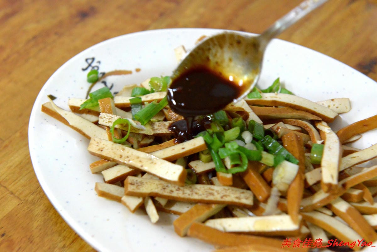 [台中沙鹿]福人街無名麵店 – 沙鹿在地人才知道的巷內美食,歷史悠久的無名老麵店,古早味乾麵淋上店家自製豆瓣醬非常夠味好吃,開到晚上12點,吃宵夜的好去處。