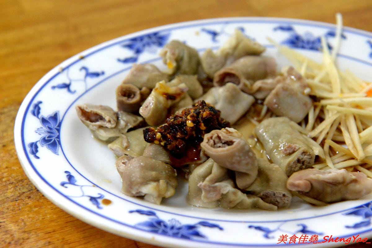 [台中沙鹿]福人街無名麵店 – 沙鹿在地人才知道的巷內美食,歷史悠久的無名老麵店,古早味乾麵淋上店家自製豆瓣醬非常夠味好吃,開到晚上12點,吃宵夜的好去處。