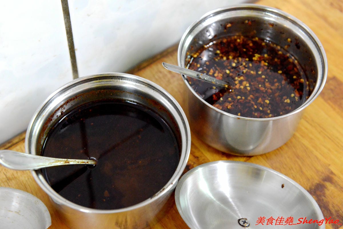 [台中沙鹿]福人街無名麵店 – 沙鹿在地人才知道的巷內美食,歷史悠久的無名老麵店,古早味乾麵淋上店家自製豆瓣醬非常夠味好吃,開到晚上12點,吃宵夜的好去處。