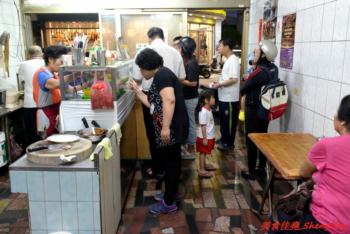 [台中沙鹿]福人街無名麵店 – 沙鹿在地人才知道的巷內美食,歷史悠久的無名老麵店,古早味乾麵淋上店家自製豆瓣醬非常夠味好吃,開到晚上12點,吃宵夜的好去處。