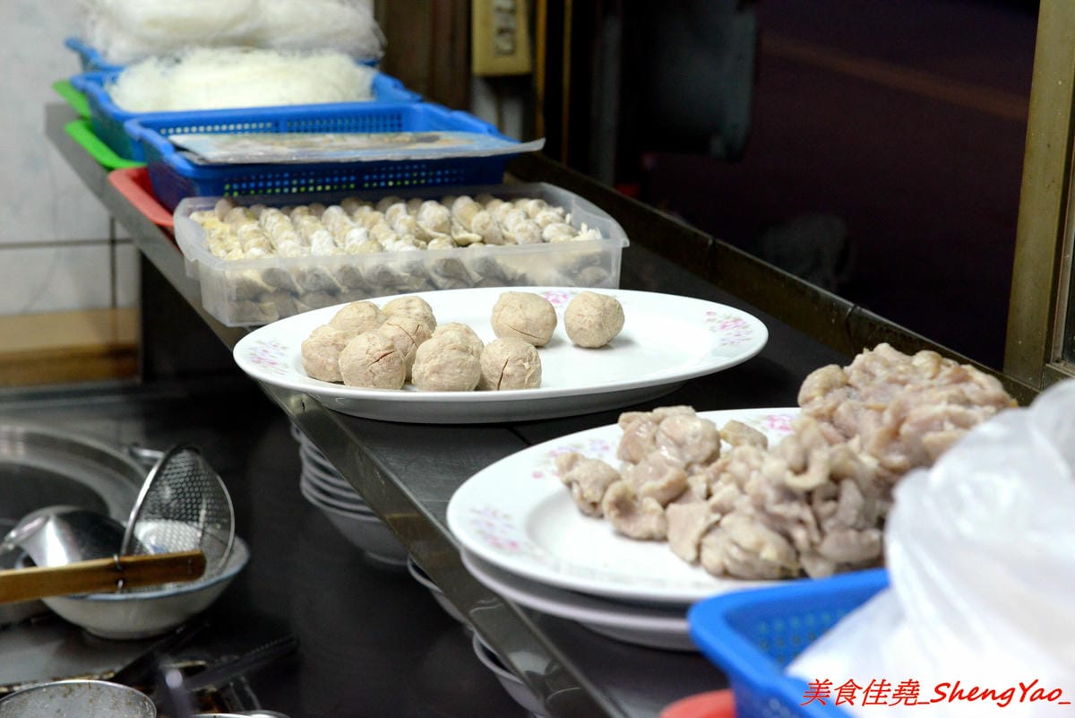 [台中沙鹿]福人街無名麵店 – 沙鹿在地人才知道的巷內美食,歷史悠久的無名老麵店,古早味乾麵淋上店家自製豆瓣醬非常夠味好吃,開到晚上12點,吃宵夜的好去處。