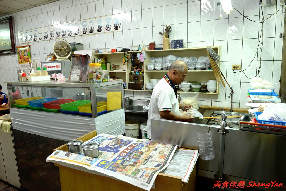 [台中沙鹿]福人街無名麵店 – 沙鹿在地人才知道的巷內美食,歷史悠久的無名老麵店,古早味乾麵淋上店家自製豆瓣醬非常夠味好吃,開到晚上12點,吃宵夜的好去處。