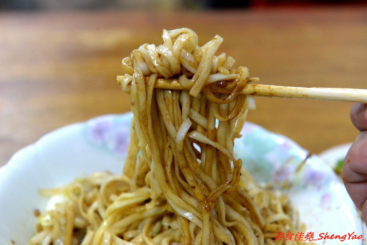 [台中沙鹿]福人街無名麵店 – 沙鹿在地人才知道的巷內美食,歷史悠久的無名老麵店,古早味乾麵淋上店家自製豆瓣醬非常夠味好吃,開到晚上12點,吃宵夜的好去處。