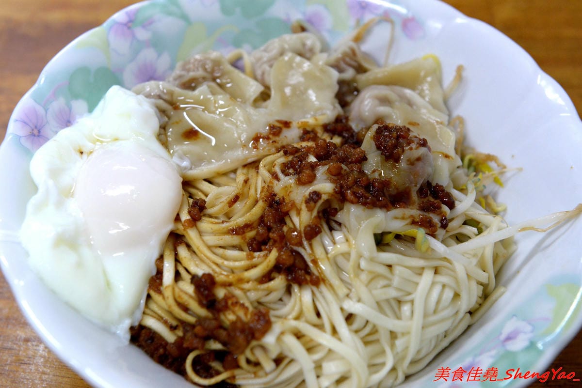 [台中沙鹿]福人街無名麵店 – 沙鹿在地人才知道的巷內美食,歷史悠久的無名老麵店,古早味乾麵淋上店家自製豆瓣醬非常夠味好吃,開到晚上12點,吃宵夜的好去處。