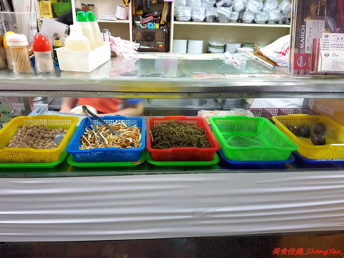 [台中沙鹿]福人街無名麵店 – 沙鹿在地人才知道的巷內美食,歷史悠久的無名老麵店,古早味乾麵淋上店家自製豆瓣醬非常夠味好吃,開到晚上12點,吃宵夜的好去處。
