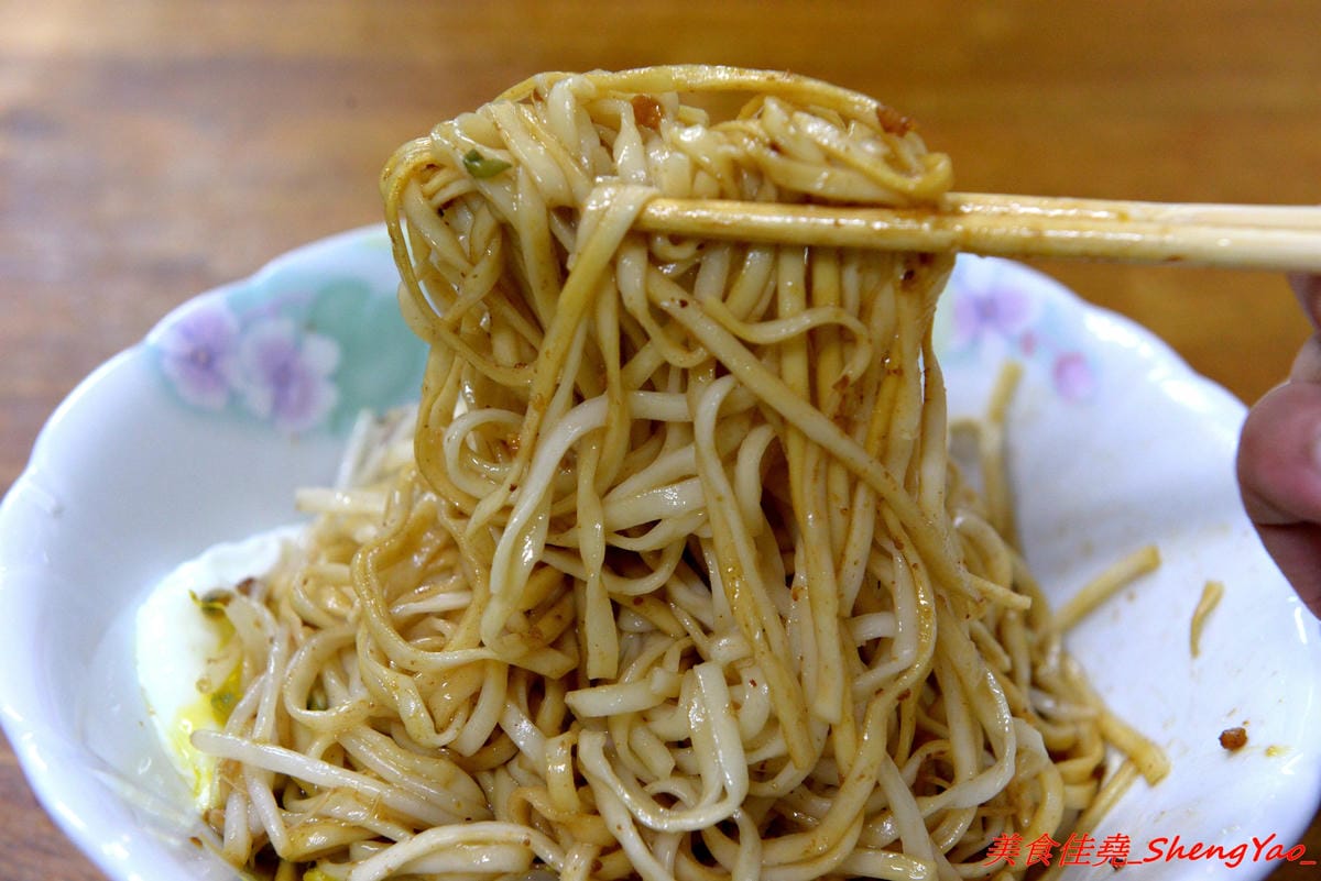 [台中沙鹿]福人街無名麵店 – 沙鹿在地人才知道的巷內美食,歷史悠久的無名老麵店,古早味乾麵淋上店家自製豆瓣醬非常夠味好吃,開到晚上12點,吃宵夜的好去處。