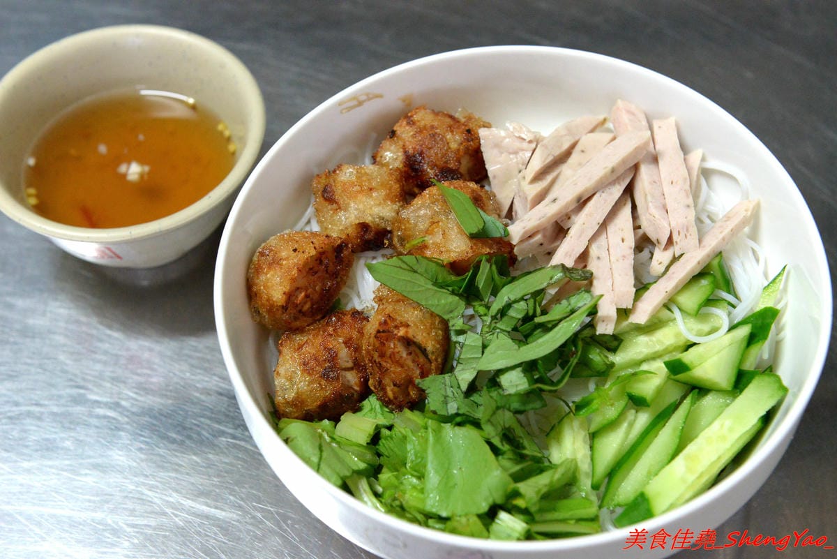 [台中沙鹿]阿蜜越南小吃 – 靜宜商圈巷弄內的平價越南小吃,口味不俗,炸春捲非常推薦,鮮魚酸辣湯也不錯。
