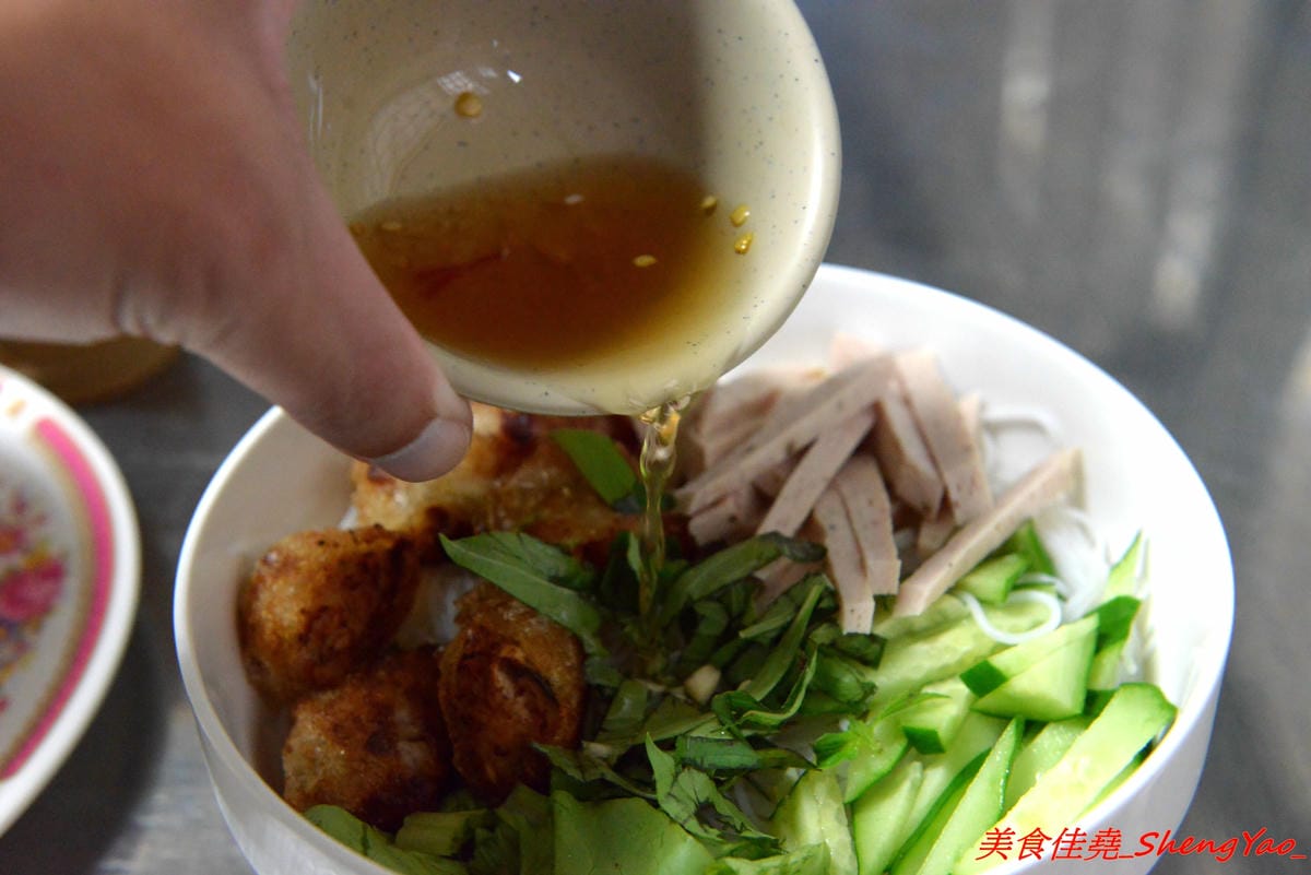[台中沙鹿]阿蜜越南小吃 – 靜宜商圈巷弄內的平價越南小吃,口味不俗,炸春捲非常推薦,鮮魚酸辣湯也不錯。