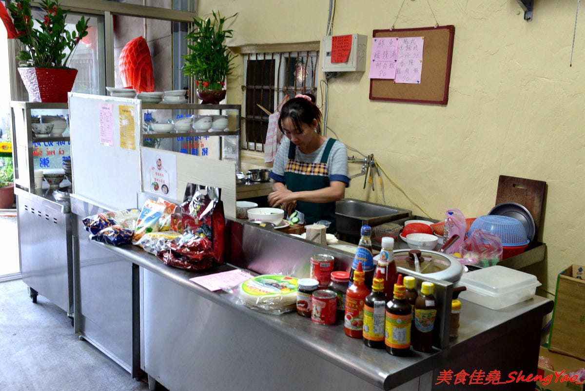 [台中沙鹿]阿蜜越南小吃 – 靜宜商圈巷弄內的平價越南小吃,口味不俗,炸春捲非常推薦,鮮魚酸辣湯也不錯。