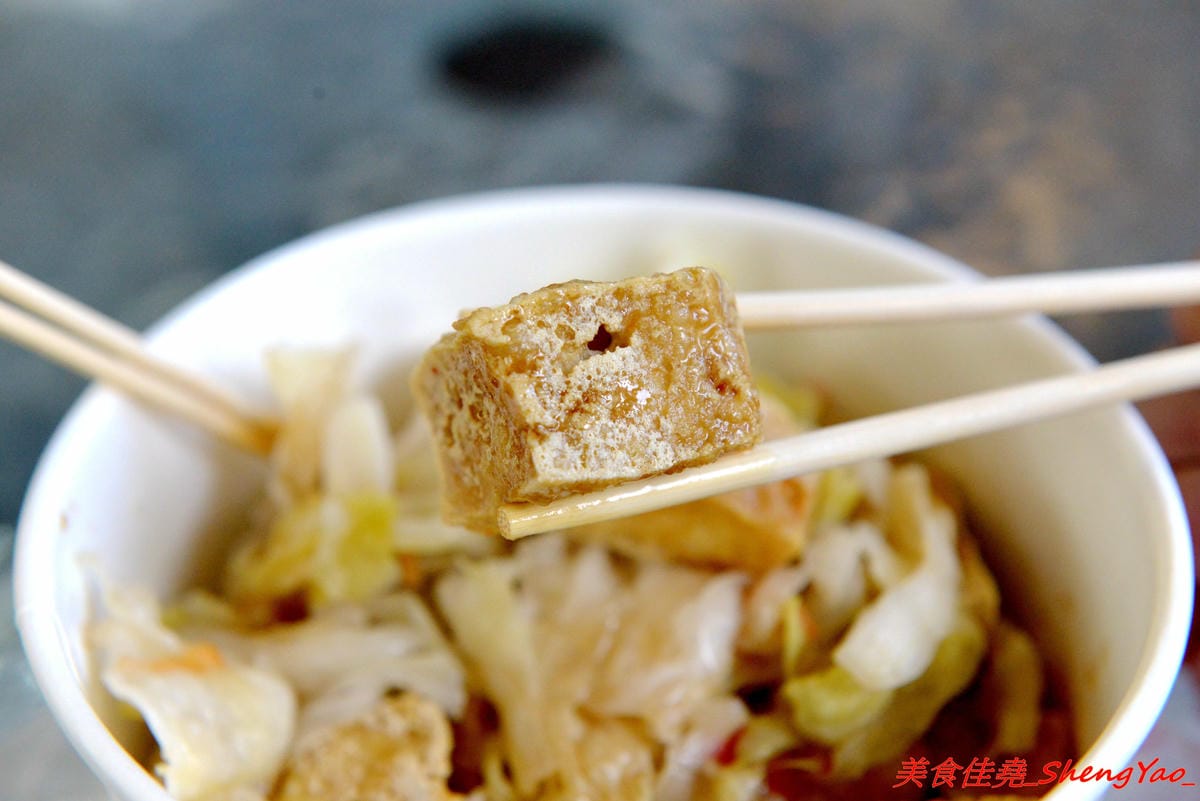 [台中沙鹿]慈禧太后一口臭豆腐 – 不少美食節目、偶像藝人都曾吃過的靜宜夜市超人氣臭豆腐攤,靜宜、弘光畢業學生們的回憶之一,現在非夜市日也吃得到了 !!