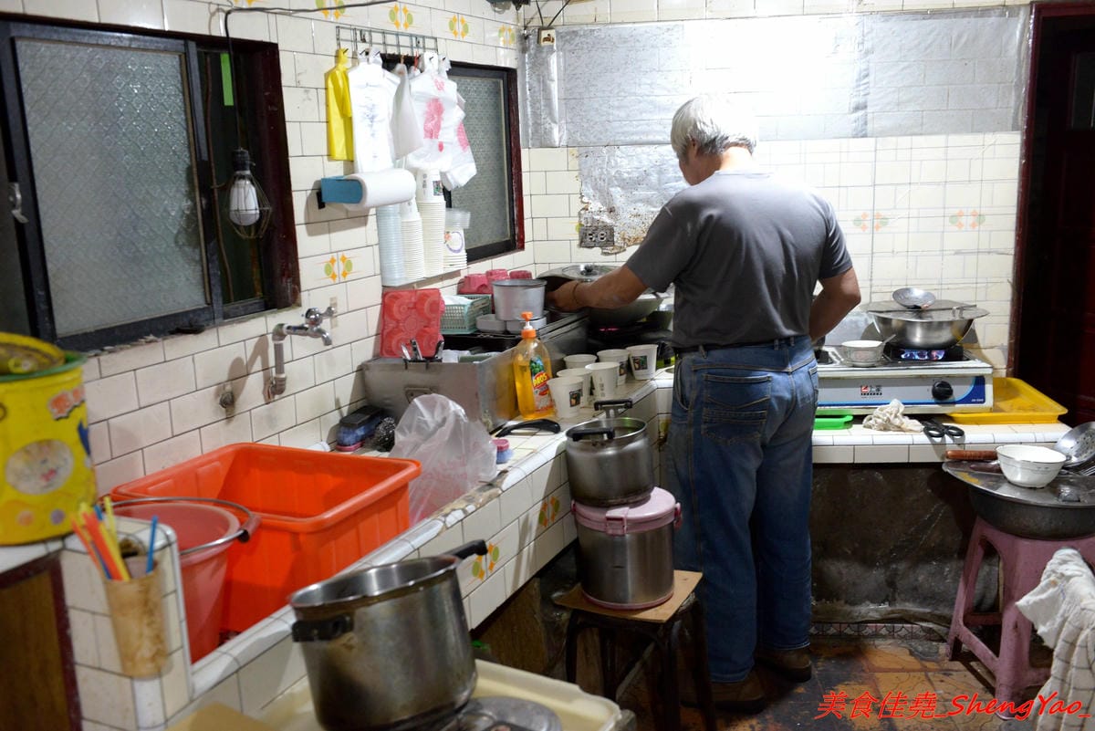 [台中清水]巷子內圓仔湯 – 幾乎在地人才知道,隱藏在巷弄內的七十年歷史無名圓仔湯,手工製自湯圓,外皮軟綿紮實、花生芝麻內餡口感層次豐富,店內環境特別,很有古早味的感覺。