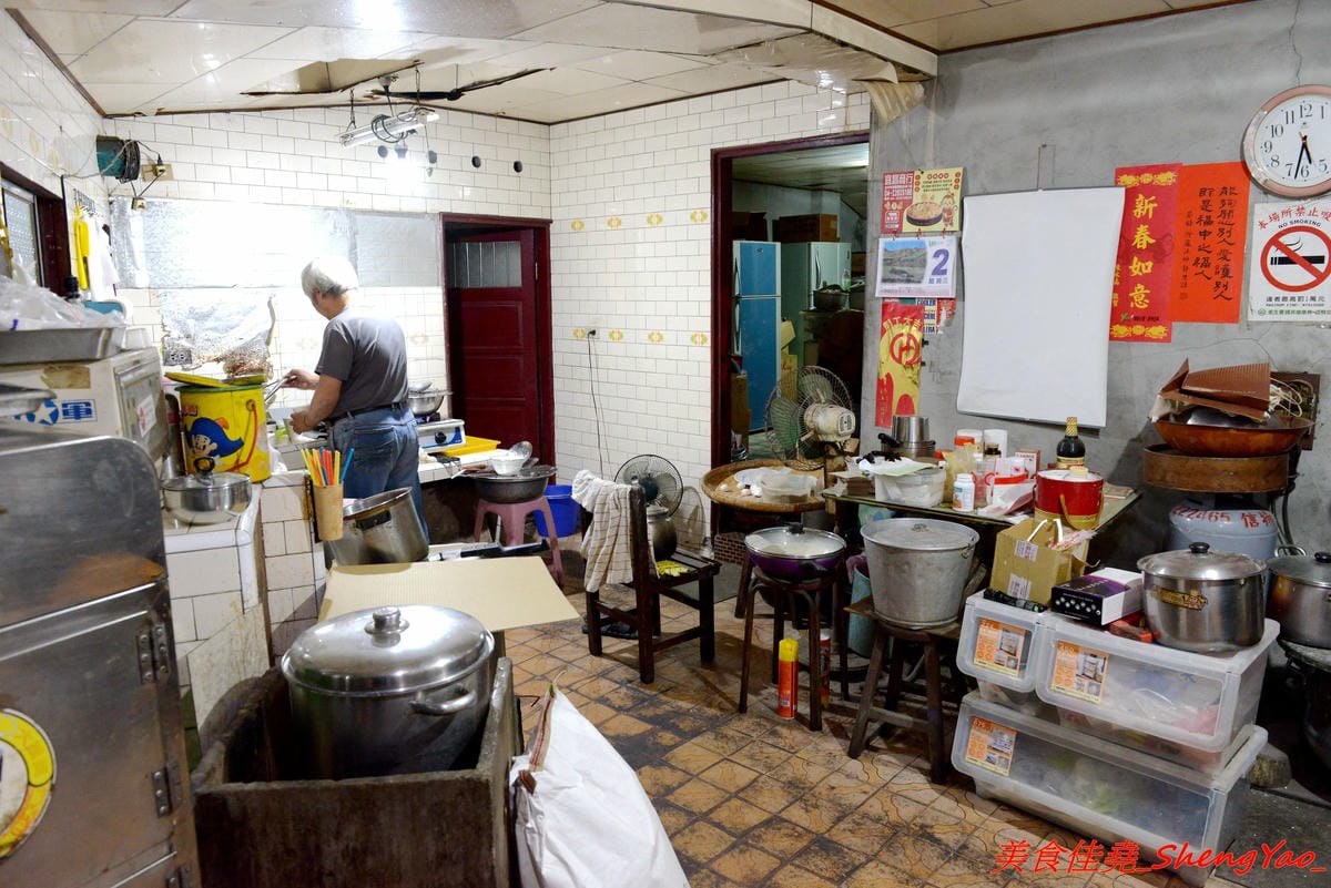 [台中清水]巷子內圓仔湯 – 幾乎在地人才知道,隱藏在巷弄內的七十年歷史無名圓仔湯,手工製自湯圓,外皮軟綿紮實、花生芝麻內餡口感層次豐富,店內環境特別,很有古早味的感覺。