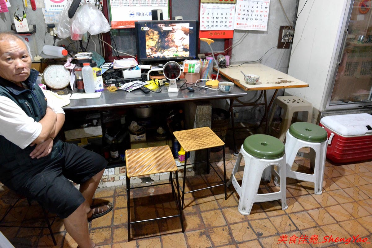 [台中清水]巷子內圓仔湯 – 幾乎在地人才知道,隱藏在巷弄內的七十年歷史無名圓仔湯,手工製自湯圓,外皮軟綿紮實、花生芝麻內餡口感層次豐富,店內環境特別,很有古早味的感覺。