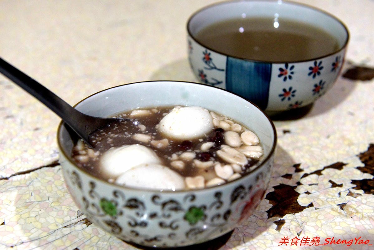 [台中清水]巷子內圓仔湯 – 幾乎在地人才知道,隱藏在巷弄內的七十年歷史無名圓仔湯,手工製自湯圓,外皮軟綿紮實、花生芝麻內餡口感層次豐富,店內環境特別,很有古早味的感覺。