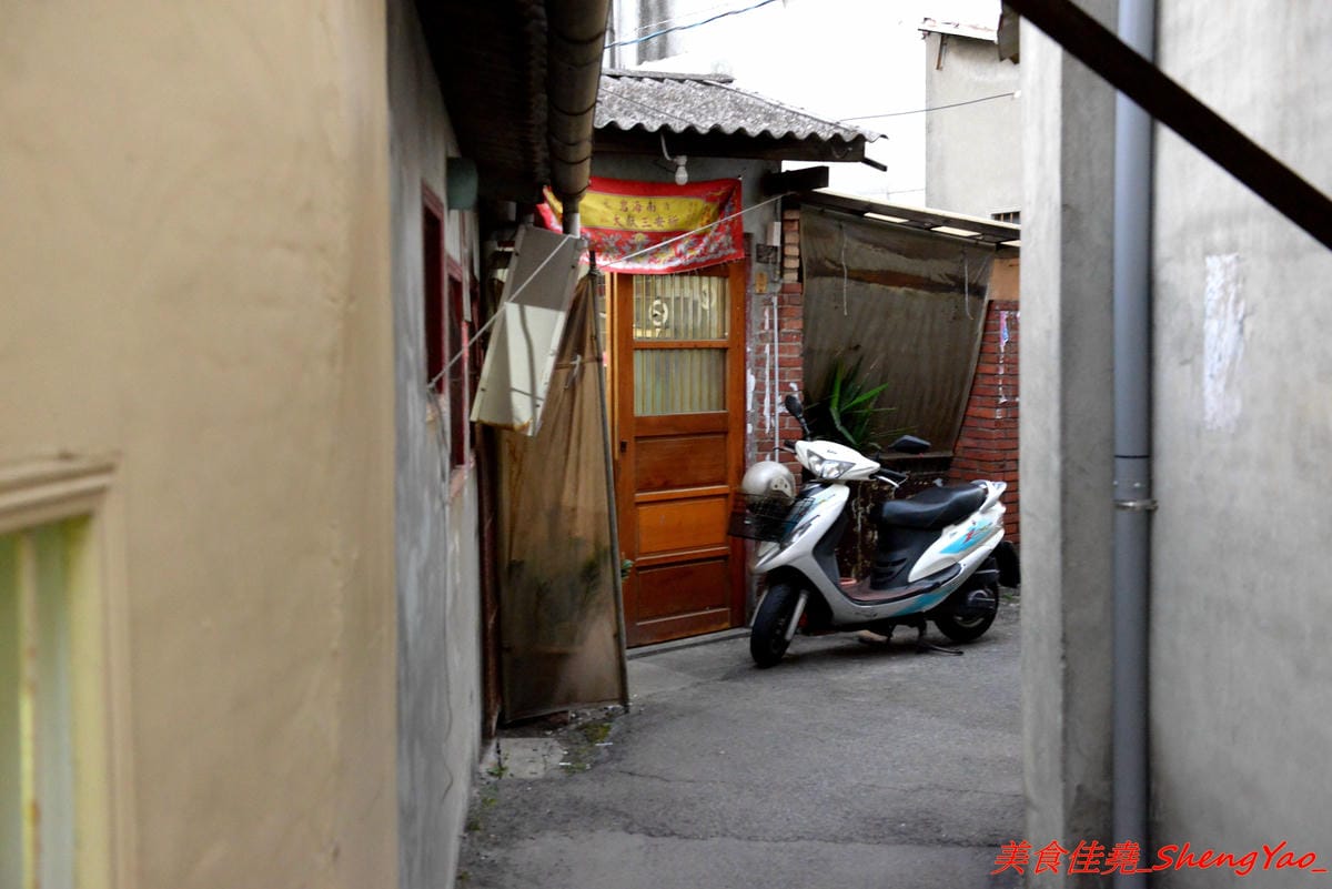 [台中清水]巷子內圓仔湯 – 幾乎在地人才知道,隱藏在巷弄內的七十年歷史無名圓仔湯,手工製自湯圓,外皮軟綿紮實、花生芝麻內餡口感層次豐富,店內環境特別,很有古早味的感覺。