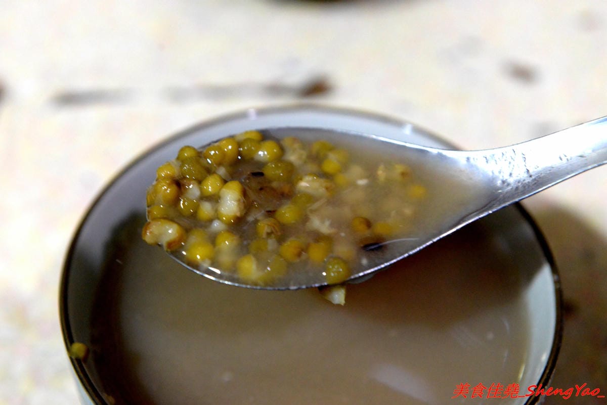 [台中清水]巷子內圓仔湯 – 幾乎在地人才知道,隱藏在巷弄內的七十年歷史無名圓仔湯,手工製自湯圓,外皮軟綿紮實、花生芝麻內餡口感層次豐富,店內環境特別,很有古早味的感覺。