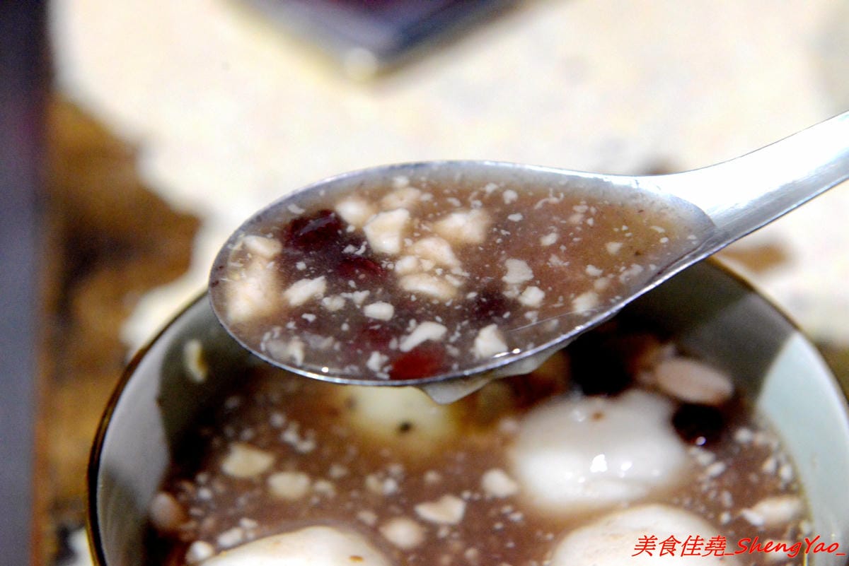 [台中清水]巷子內圓仔湯 – 幾乎在地人才知道,隱藏在巷弄內的七十年歷史無名圓仔湯,手工製自湯圓,外皮軟綿紮實、花生芝麻內餡口感層次豐富,店內環境特別,很有古早味的感覺。