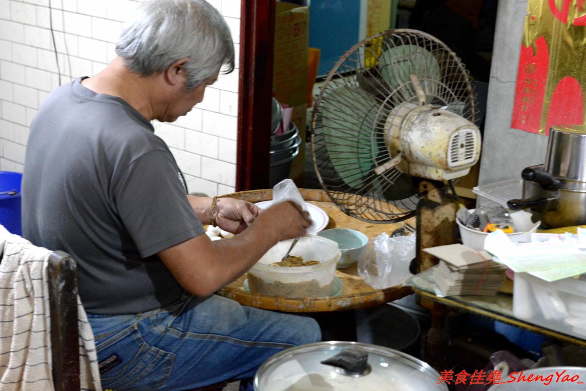 [台中清水]巷子內圓仔湯 – 幾乎在地人才知道,隱藏在巷弄內的七十年歷史無名圓仔湯,手工製自湯圓,外皮軟綿紮實、花生芝麻內餡口感層次豐富,店內環境特別,很有古早味的感覺。