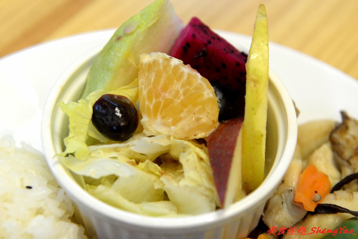 [台中沙鹿]King’s Cafe & Studio – 沙鹿具特色的木工風溫馨小餐館,老闆本身是木匠,店內所有木作家具和裝潢設計都是出自老闆之手,餐點看似普通卻相當好吃 ! 大推丁骨大豬排,好吃到讓人吮指回味。