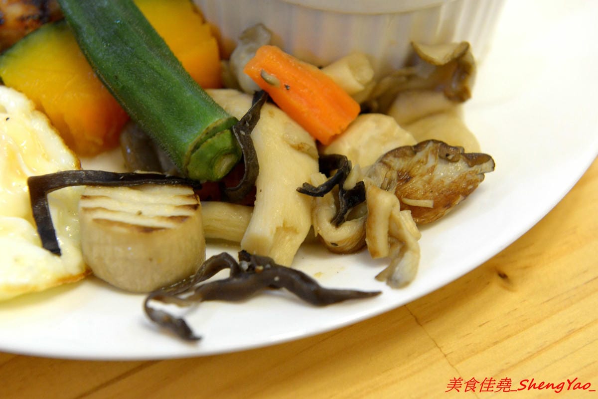 [台中沙鹿]King’s Cafe & Studio – 沙鹿具特色的木工風溫馨小餐館,老闆本身是木匠,店內所有木作家具和裝潢設計都是出自老闆之手,餐點看似普通卻相當好吃 ! 大推丁骨大豬排,好吃到讓人吮指回味。