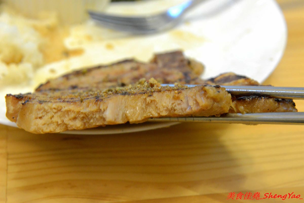 [台中沙鹿]King’s Cafe & Studio – 沙鹿具特色的木工風溫馨小餐館,老闆本身是木匠,店內所有木作家具和裝潢設計都是出自老闆之手,餐點看似普通卻相當好吃 ! 大推丁骨大豬排,好吃到讓人吮指回味。