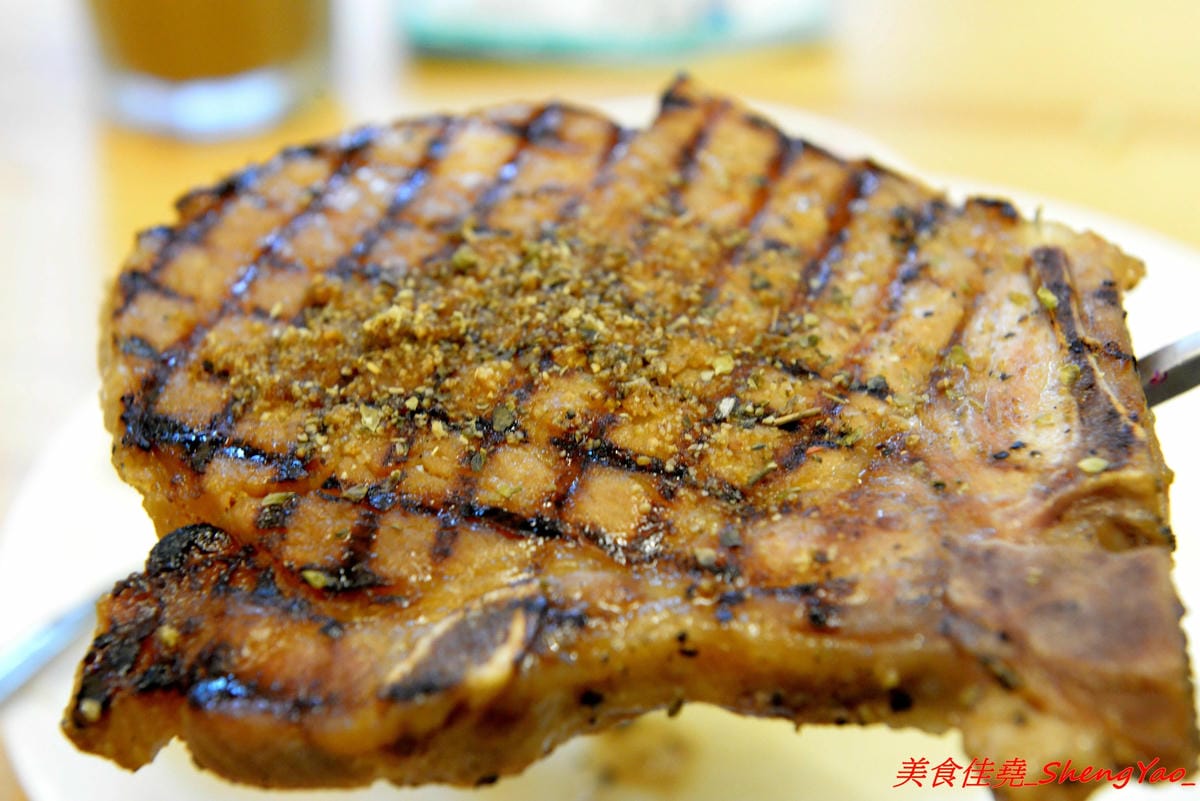 [台中沙鹿]King’s Cafe & Studio – 沙鹿具特色的木工風溫馨小餐館,老闆本身是木匠,店內所有木作家具和裝潢設計都是出自老闆之手,餐點看似普通卻相當好吃 ! 大推丁骨大豬排,好吃到讓人吮指回味。