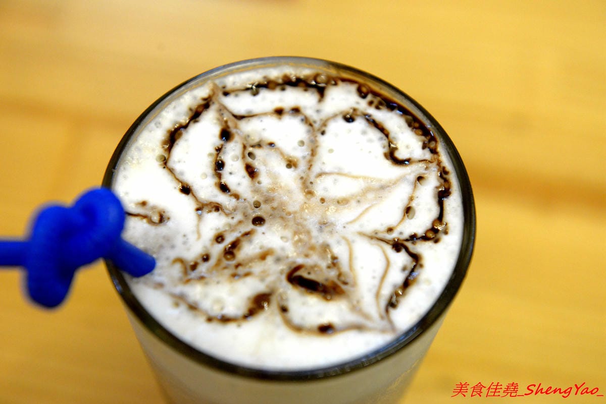 [台中沙鹿]King’s Cafe & Studio – 沙鹿具特色的木工風溫馨小餐館,老闆本身是木匠,店內所有木作家具和裝潢設計都是出自老闆之手,餐點看似普通卻相當好吃 ! 大推丁骨大豬排,好吃到讓人吮指回味。